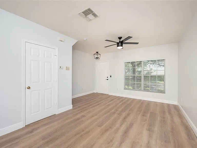 1150 Vineland Pl — Photo 5