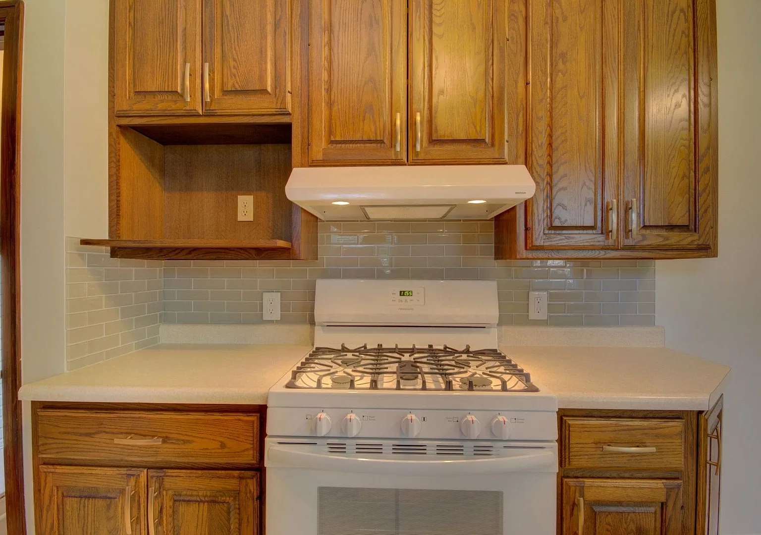 Completely renovated 3 bed home — Photo 4