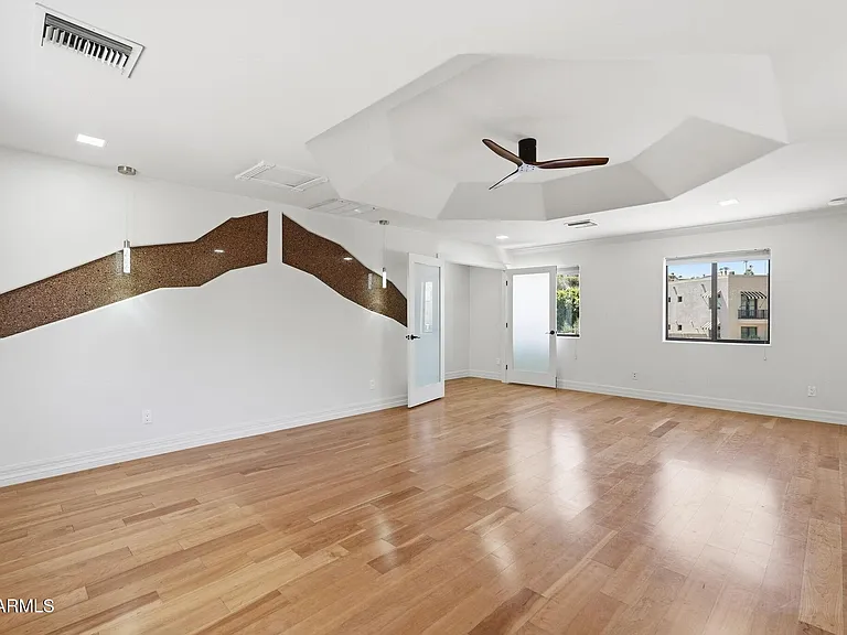 2221 E Vista Ave — Photo 31