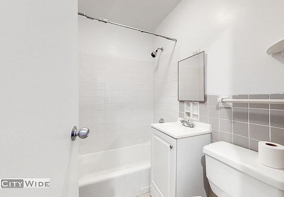 2nd image of 255 E 61st St #3R
