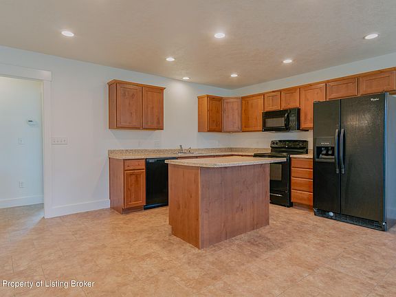 4th image of 810 Adams Dr