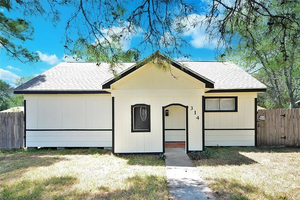 3 bed, 2.0 bath, 1322 sqft, $1,750 — Photo 1