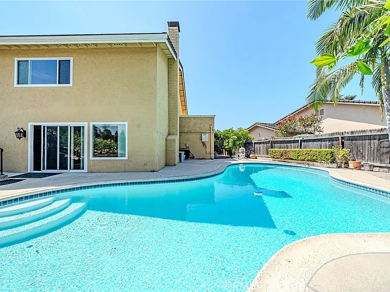1901 Celeste Ln — Photo 35