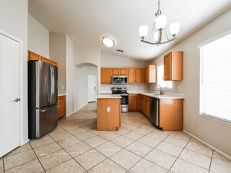 1427 E Vernoa St — Photo 5
