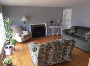 16 Fern Dr, Rumford, RI 02916