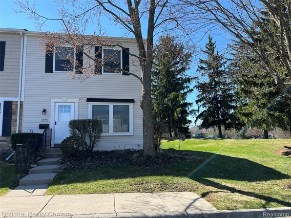 1200 Marseille Ct, Rochester, MI 48307