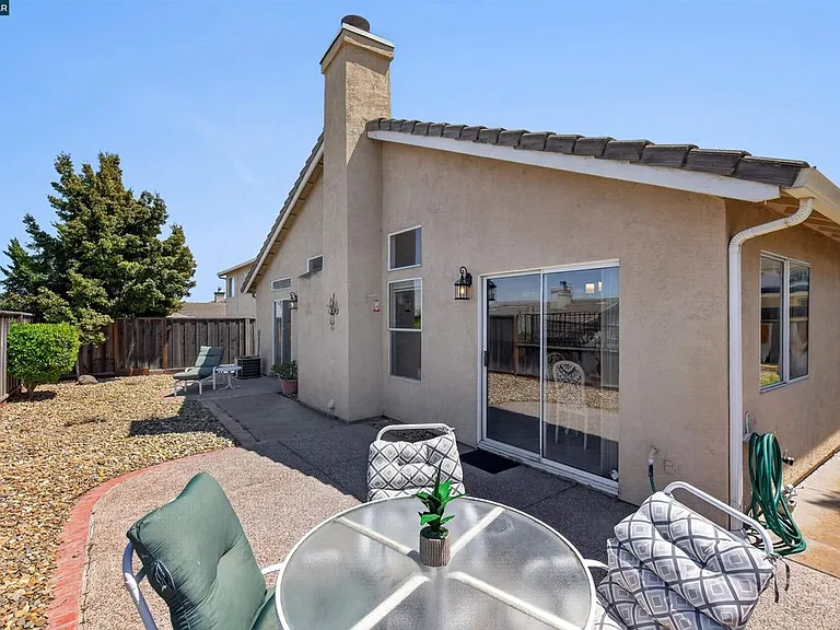 549 Burdick Dr — Photo 21