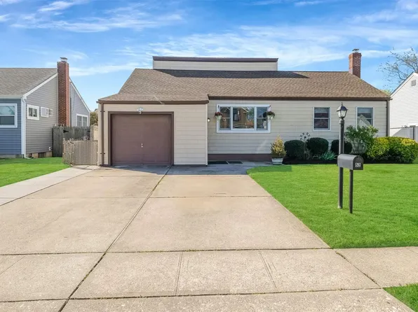52 E June Street, Lindenhurst, NY 11757
