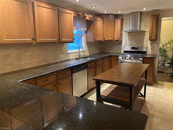 4th image of 1596 Woodland Ct