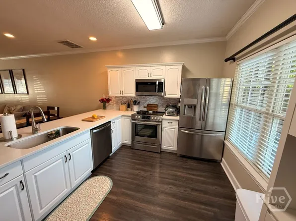 23 Crossing Dr, Richmond Hill, GA 31324