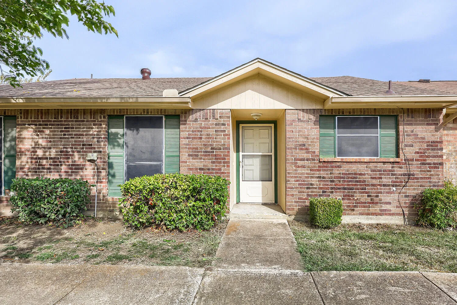 3 bed, 1392 sqft, $1,950 — Photo 1