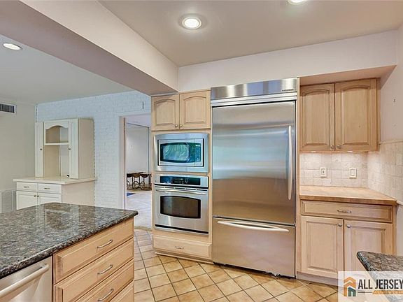 5th image of 12 Lakeridge Dr