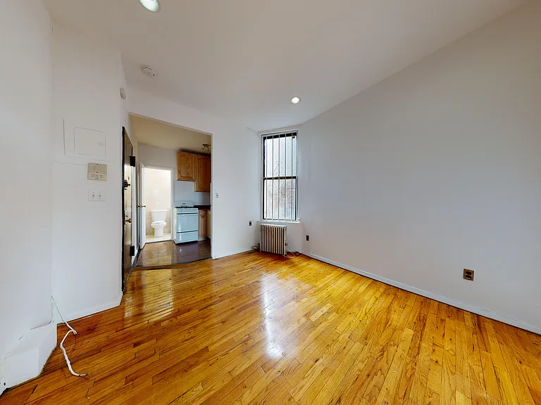 214 E 10th St #10 — Photo 3