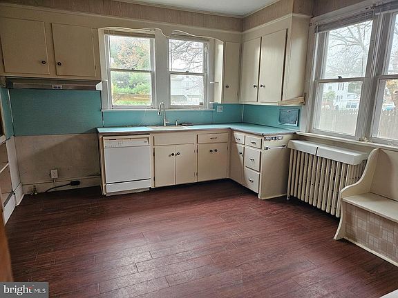 2nd image of 152 N Main St