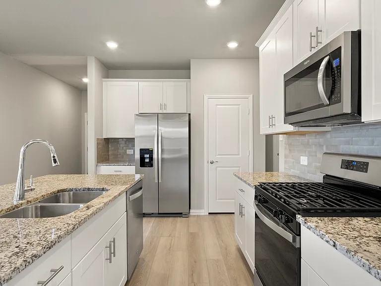 617 McKenna Dr — Photo 2