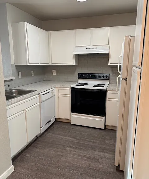 Wyndham Apartments — Photo 27