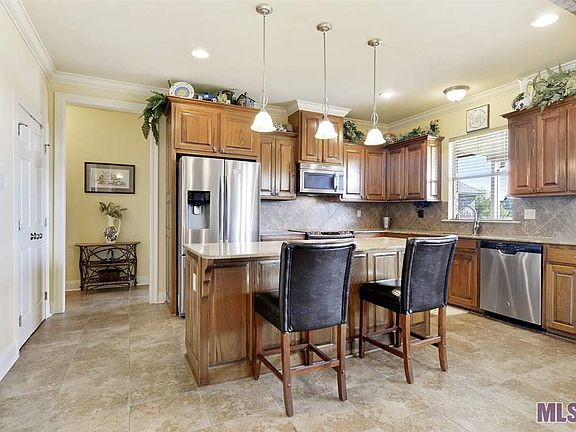 2nd image of 377 Lakeshore Dr