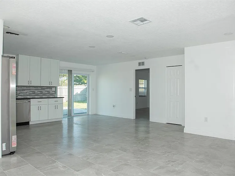 11889 93rd Ave — Photo 2