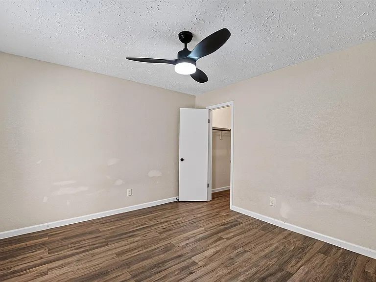 711 Leicester Ln — Photo 35