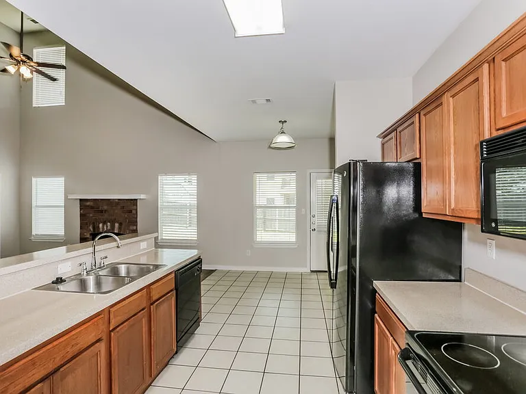 2407 Creekwood St — Photo 7
