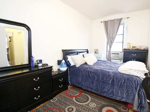 4th image of 3220 Broadway APT 4B