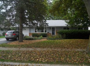 1009 Cavalier Dr, Waukesha, WI 53186