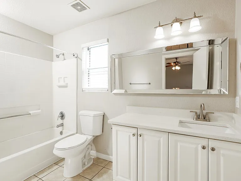 1552 E Maryland Pl — Photo 11