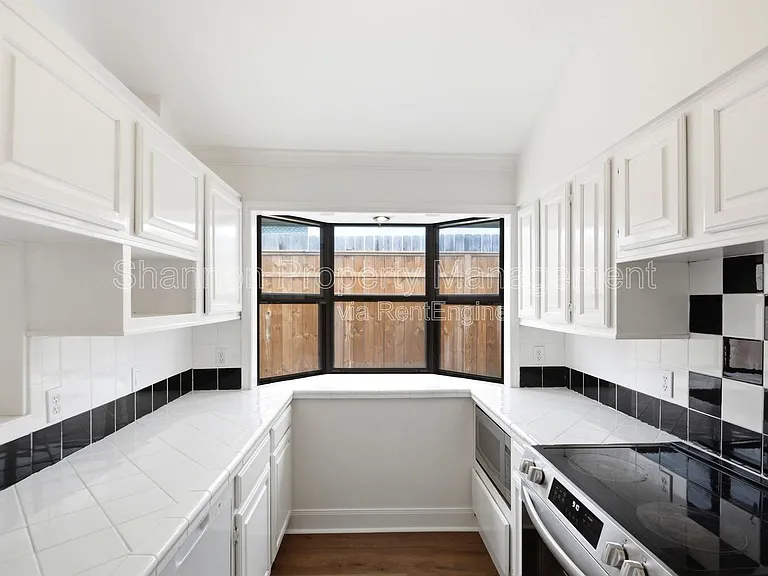 2501 Driscoll St — Photo 5