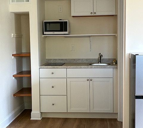 3rd image of 121 Saint Margaret Dr #1
