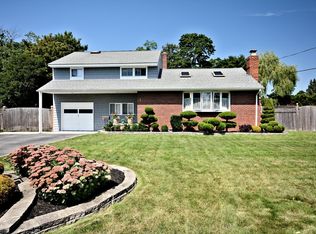 15 Maple Ct, Bay Shore, NY 11706