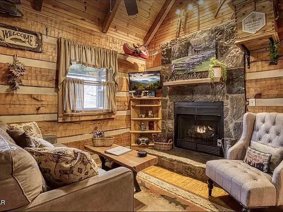 2nd image of 448 Hideaway Ridge Cir