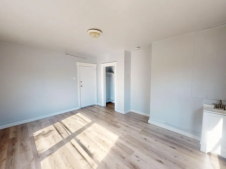 **COMMUNAL (SHARED) HOUSING AVAILABLE** Dormitory Style — Photo 3