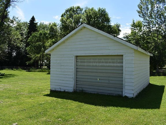 Detached garage