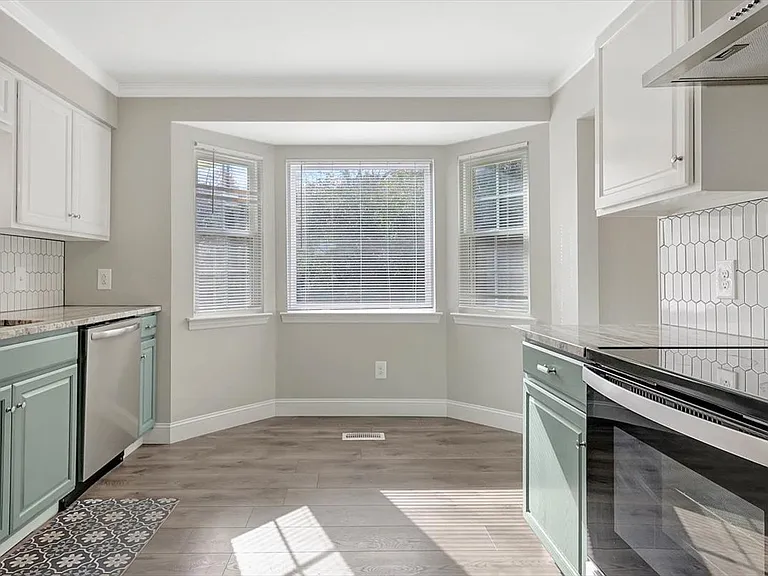 8102 Gladys Ln — Photo 7