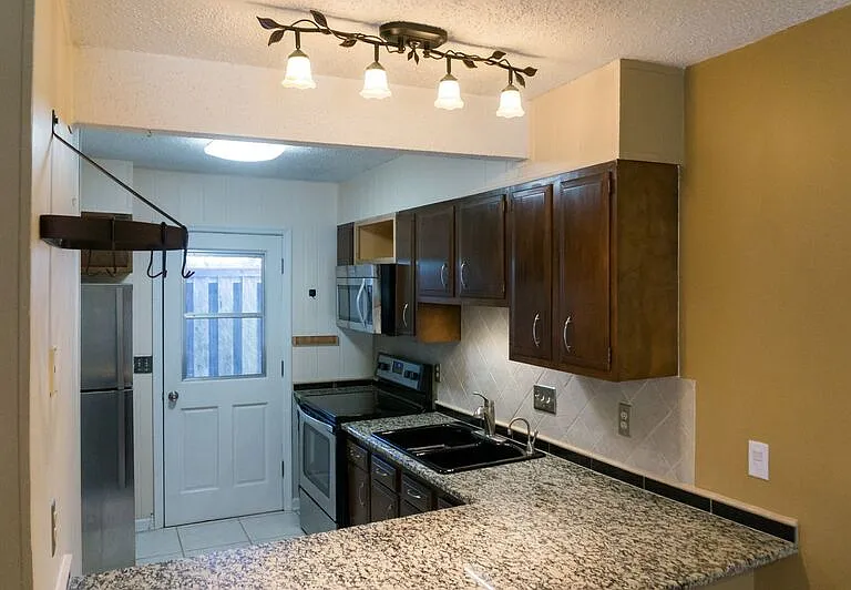 137 Colony Dr — Photo 5