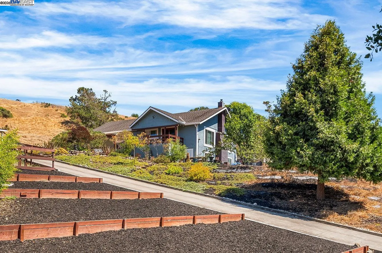 26928 Palomares Rd photo 1