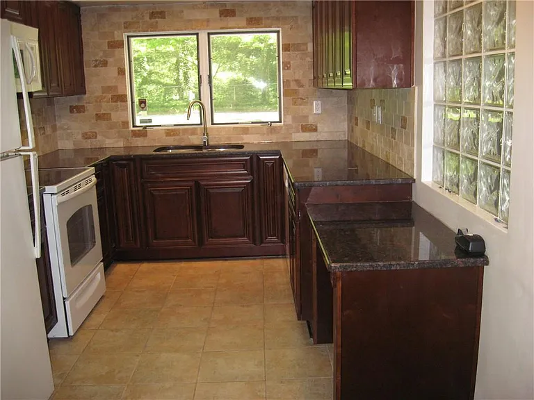 538 N Superior Ave — Photo 3