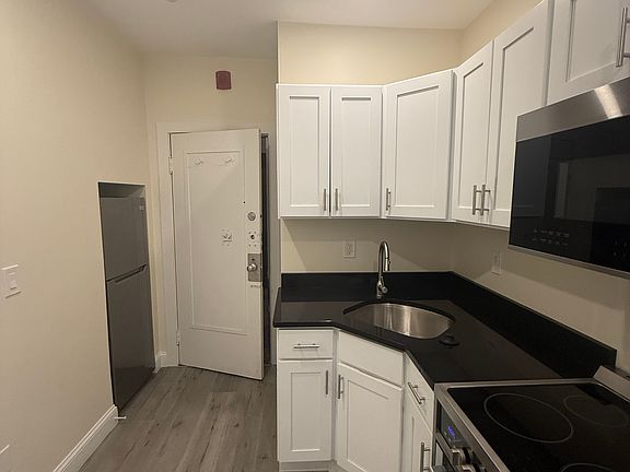 4th image of 40 Symphony Rd APT 2