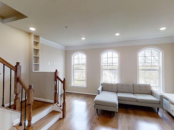 5th image of 624 Totten Mews NE