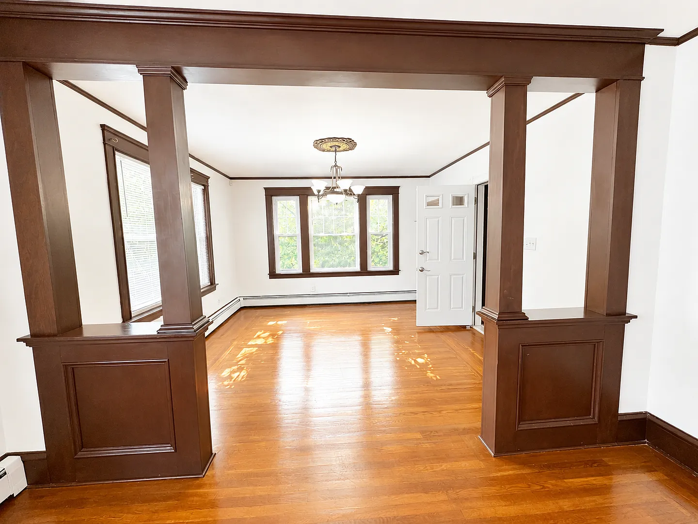 Beautiful two family home in Elmhurst — Photo 4