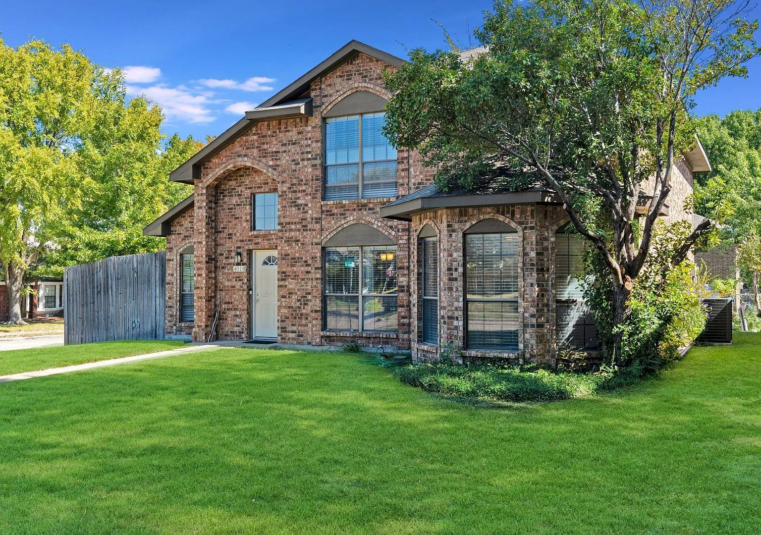 Beautiful 4 Bedroom Near Lake Ray Hubbard! — Photo 2
