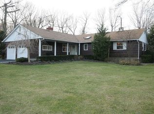 2 Country Squire Ct, Dix Hills, NY 11746