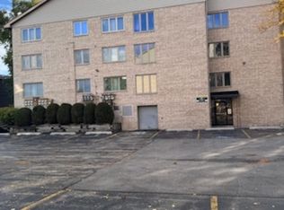 4530 W 93rd St APT 1B, Oak Lawn, IL 60453