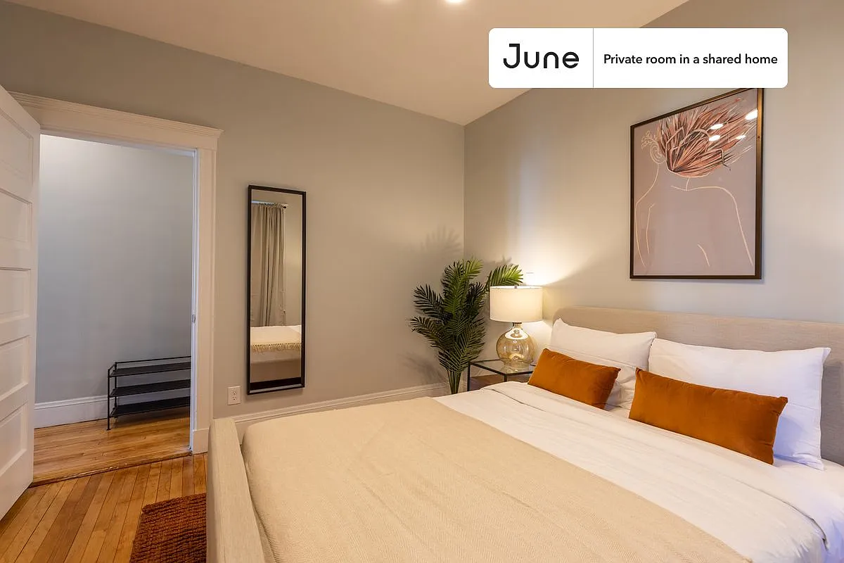 Queen bedroom in 4 bed/2 bath home in Savin Hill #329 B — Photo 2
