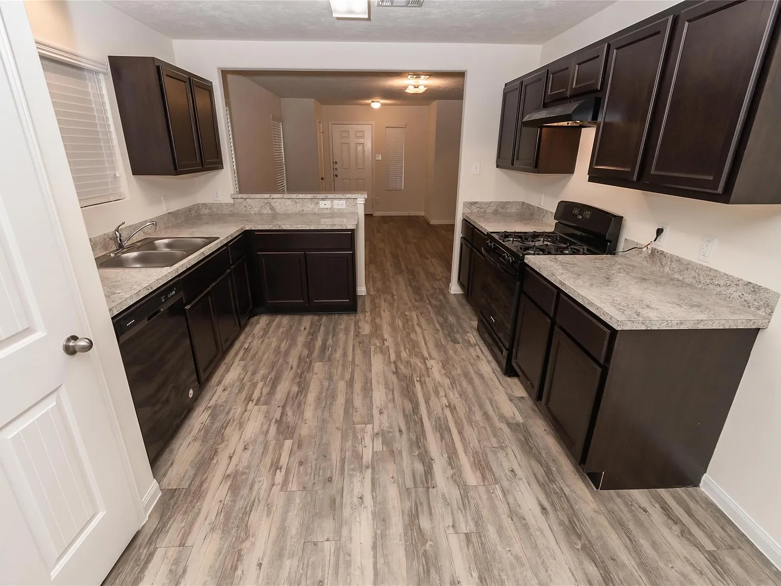 4 bed, 2.5 bath, 2039 sqft, $2,395 — Photo 2