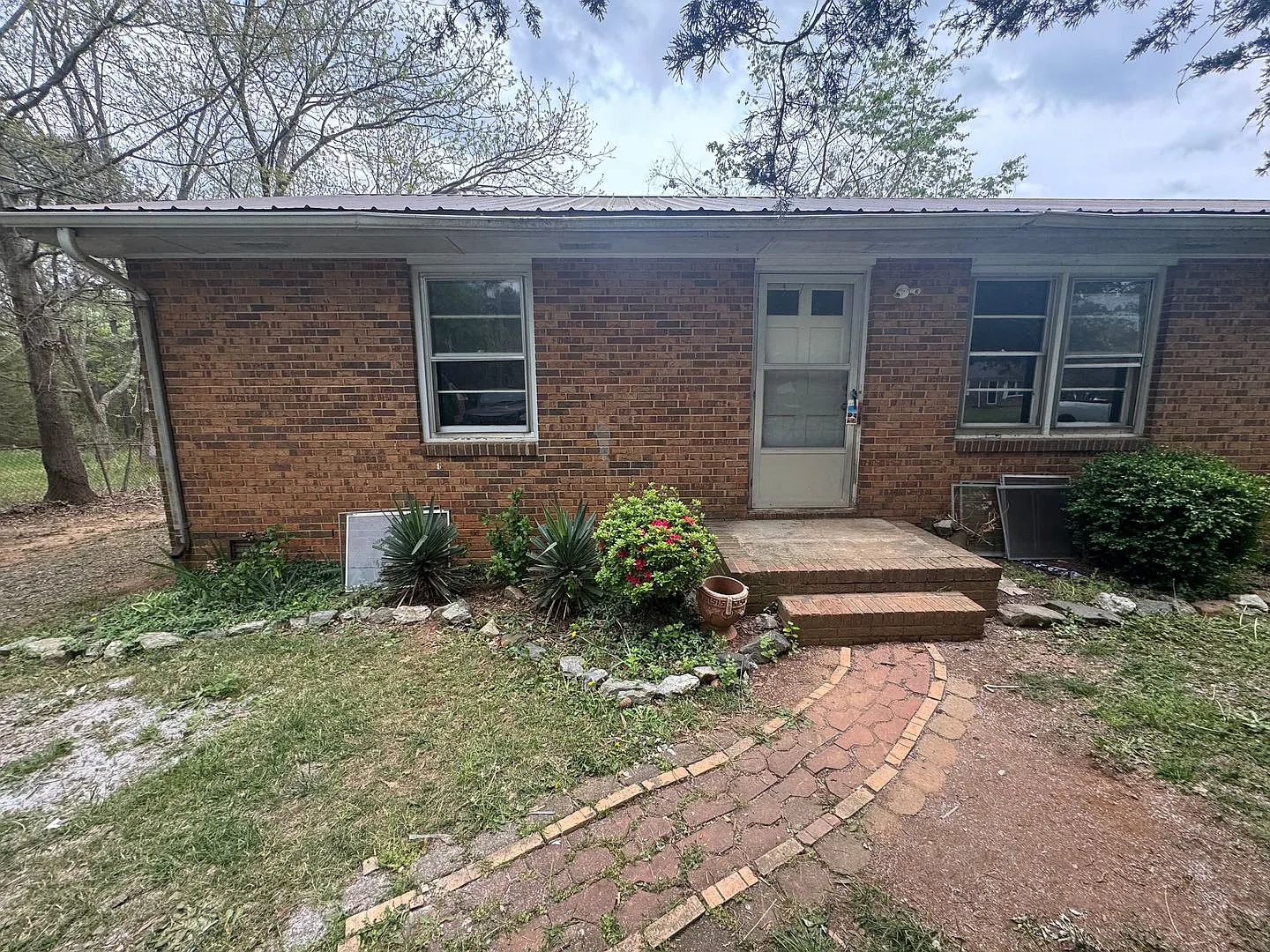 110 Leslie Drive — Photo 2