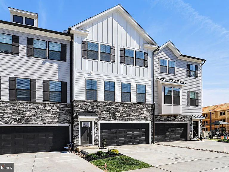 385 Ensemble Way — Photo 2