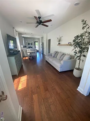 3 bed, 2.0 bath, 1368 sqft, $2,300 — Photo 2