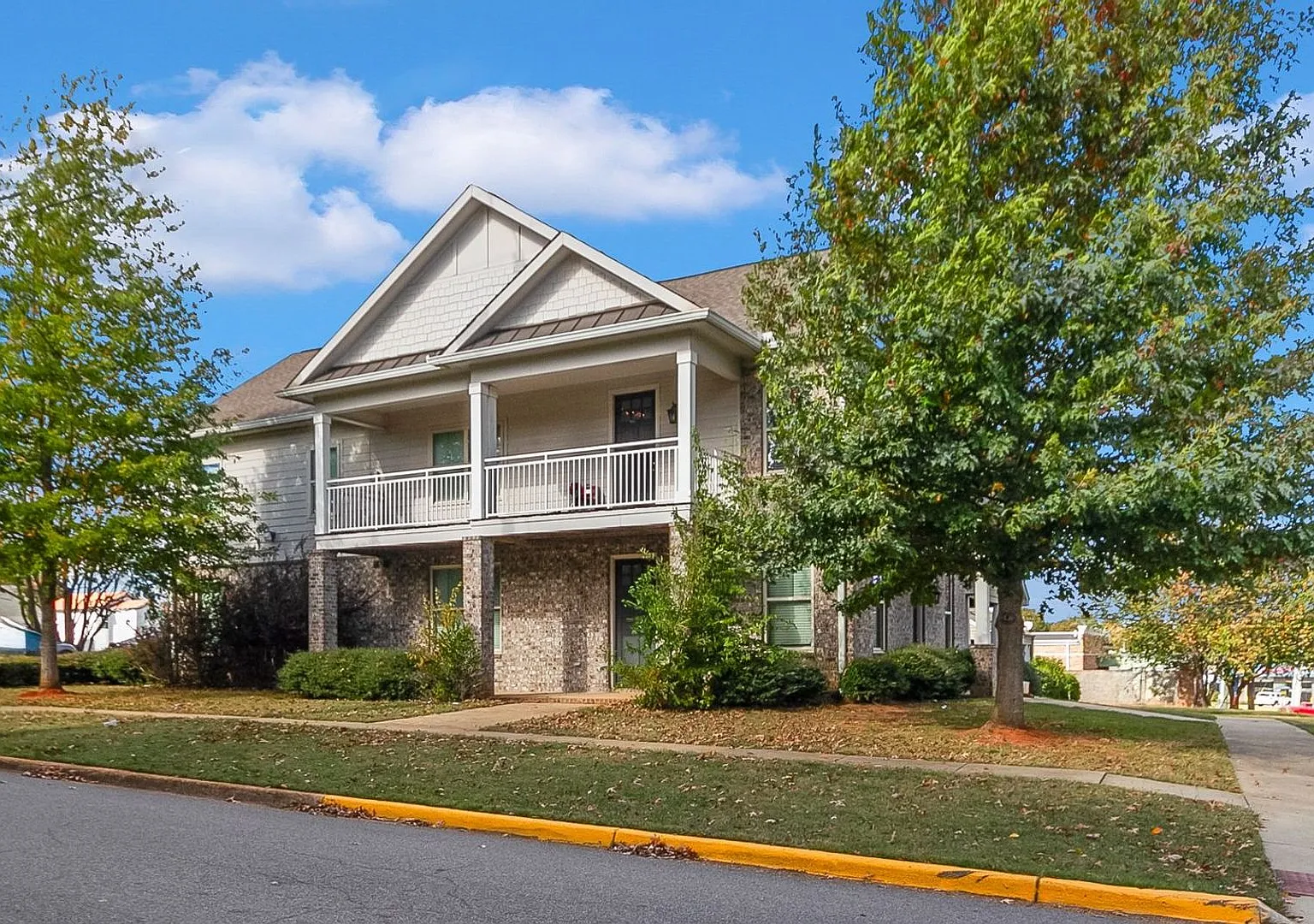 Spacious 3 Bedroom 3.5 Baths Available for Fall 2026! Schedule your Showing and Apply Today! — Photo 2