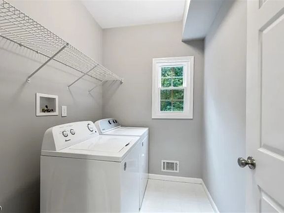 5th image of 8 Whispering Woods Ln